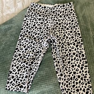 Ryderwear white cheetah print legging, scrunch bum size small